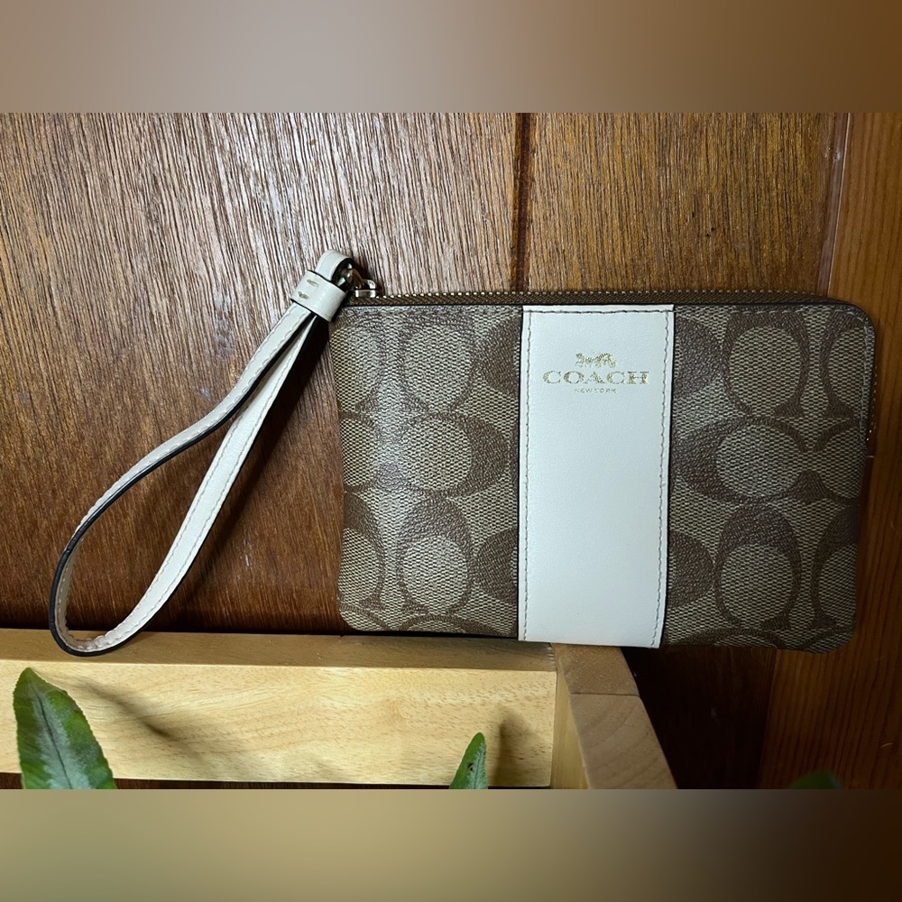 Coach Wristlet ✨ - Picture 2 of 4